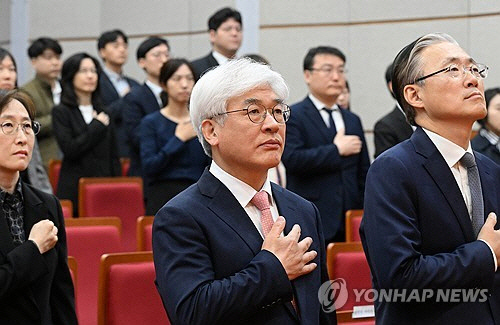 마은혁(앞줄 가운데) 헌법재판관이 9일 서울 종로구 헌법재판소에서 열린 취임식에서 국기에 경례를 하고 있다. [사진공동취재단=연합뉴스]
